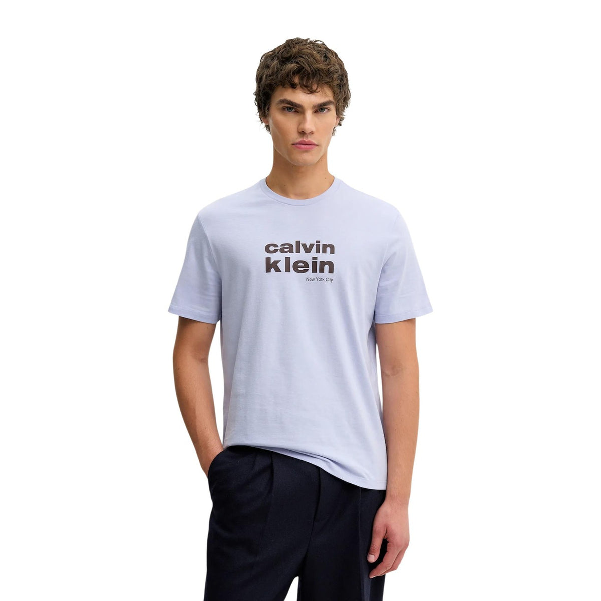 Image 6 : T-shirt homme Calvin Klein Jeans blanc porté, look casual urbain — delvale