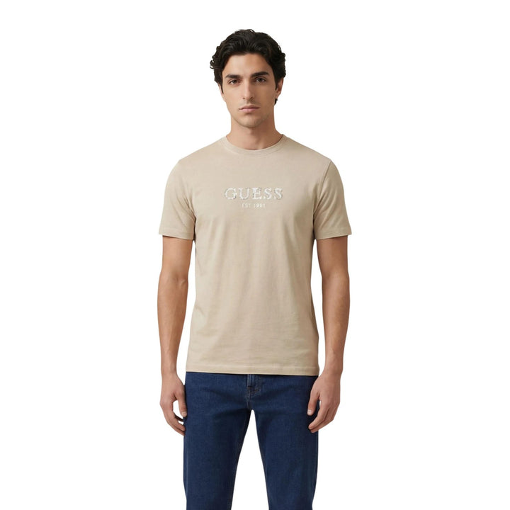 Image 1 : T-shirt Guess homme beige avec impression moderne, vue de face — Delvale