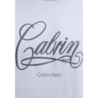 Image 4 : Mannequin portant le t-shirt Calvin Klein Jeans homme bleu lavande, style streetwear premium — Delvale