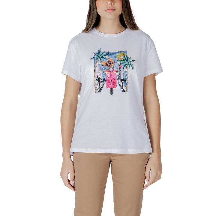 Image 1 : Femme portant le t-shirt Liu Jo blanc à imprimé chien sur scooter rose avec palmiers et strass, coupe droite encolure ronde — Delvale