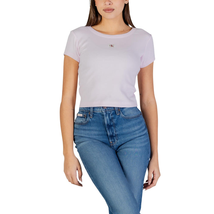 Image 1 : Femme portant un t-shirt crop côtelé lilas Calvin Klein Jeans avec logo CK centré, associé à un jean taille haute – vue de face — Delvale