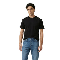 Image 1 : Homme portant un t-shirt noir Antony Morato col rond avec logo ton sur ton, associé à un jean bleu — 9yvwh4-xt