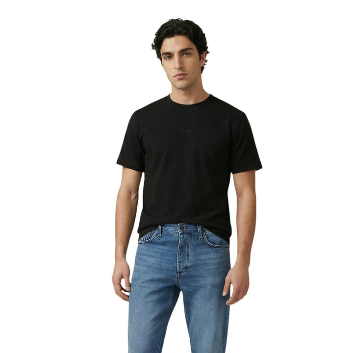 Image 1 : Homme portant un t-shirt noir Antony Morato col rond avec logo ton sur ton, associé à un jean bleu — 9yvwh4-xt