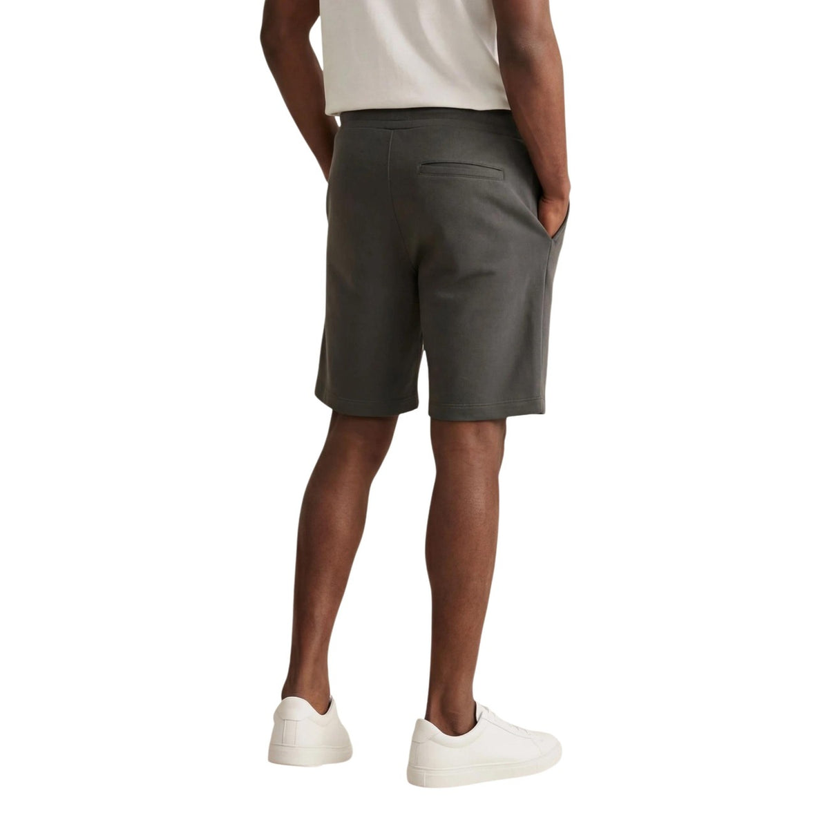 Bermuda Armani Exchange homme vert kaki vue portée de dos — poches arrières tombé coton