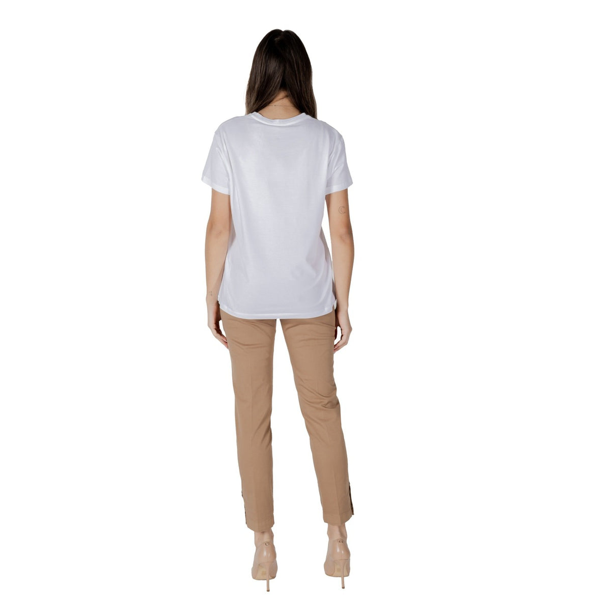 Image 2 : Vue de face du t-shirt Liu Jo blanc avec motif fantaisie tropical scooter et détails à strass sur fond blanc — Delvale