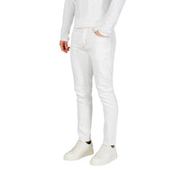 Image 3 : Jean blanc Antony Morato homme associé à un sweatshirt blanc et des sneakers blanches, look casual chic — 9yvwh4-xt