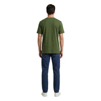 Image 2 : T-shirt Tommy Hilfiger homme vert, coupe regular fit, manches courtes, porté avec un jean brut — Delvale