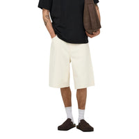 Image 1 : Bermuda homme Only & Sons blanc cassé coupe droite porté avec t-shirt noir et mules marron — Delvale