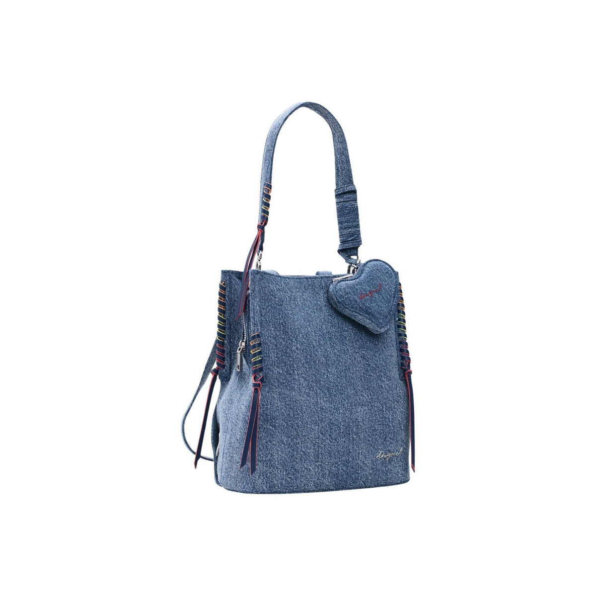 Image 2 : Sac convertible Desigual bleu denim avec détail cœur en tissu rembourré et finitions bordeaux contrastées, vue de profil — Delvale