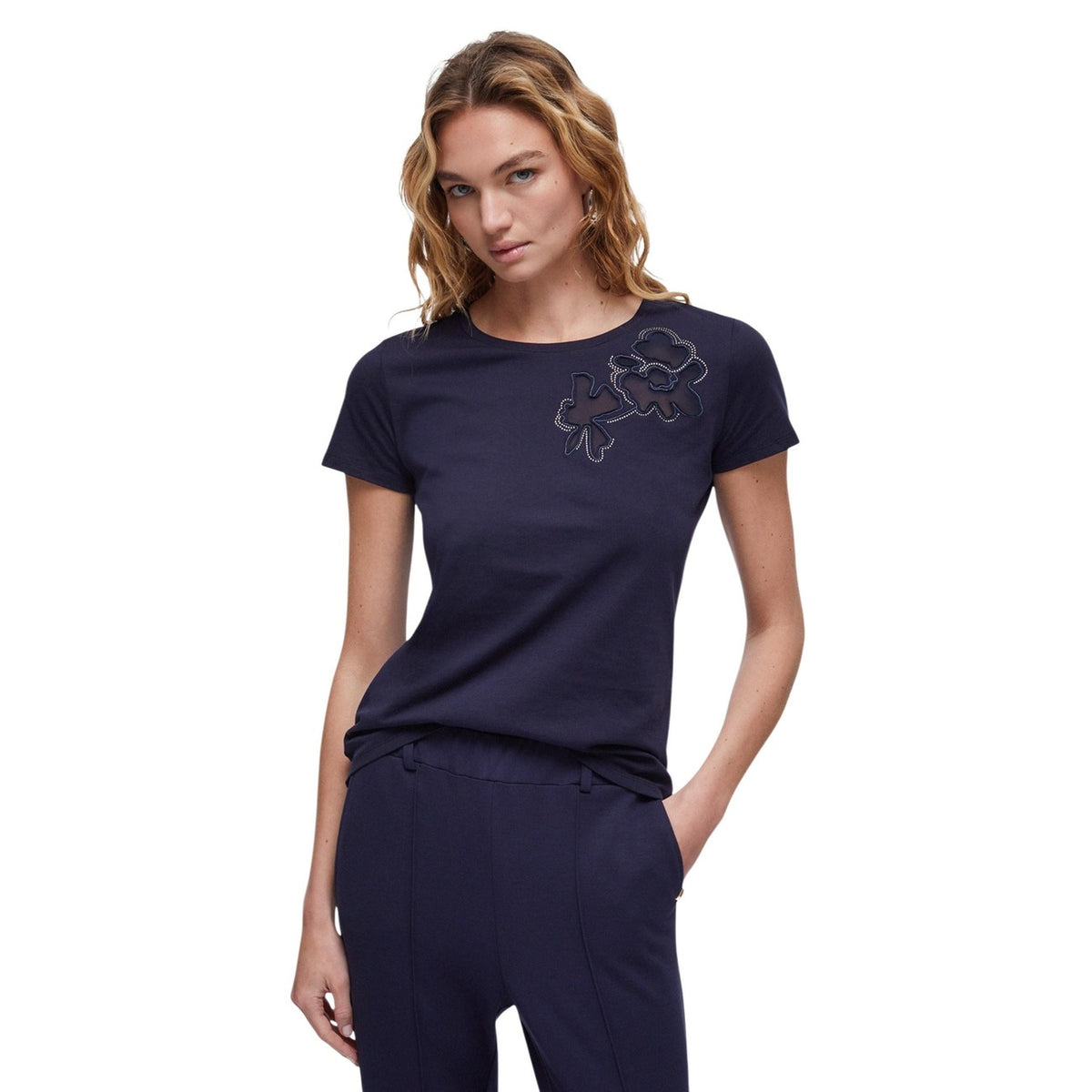 Image 5 : Détail de la coupe et de la matière du t-shirt Liu Jo femme beige, manches courtes et finitions soignées — Delvale
