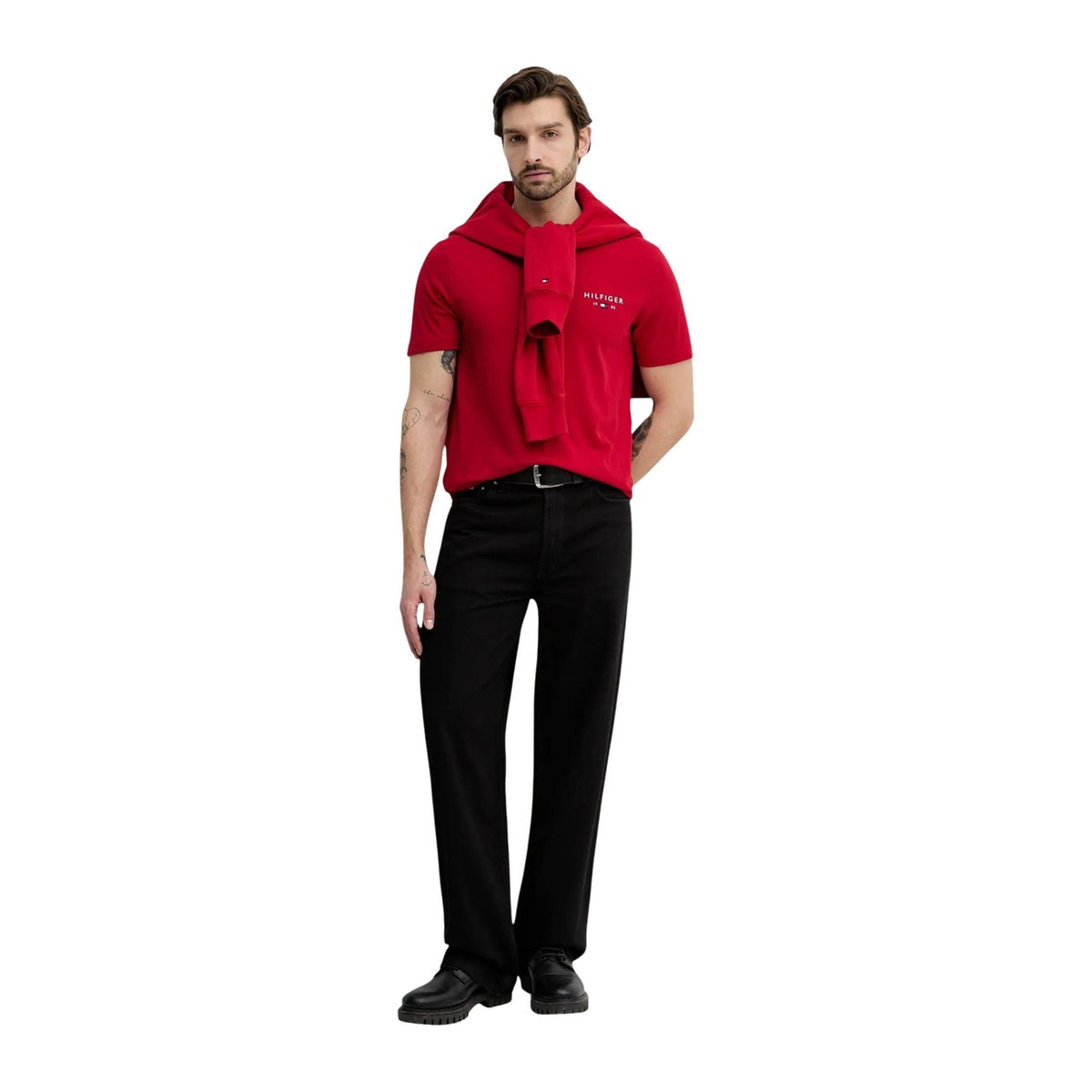 Image 2 : Vue de face du t-shirt rouge Tommy Hilfiger Jeans coupe regular fit sur mannequin masculin — Delvale