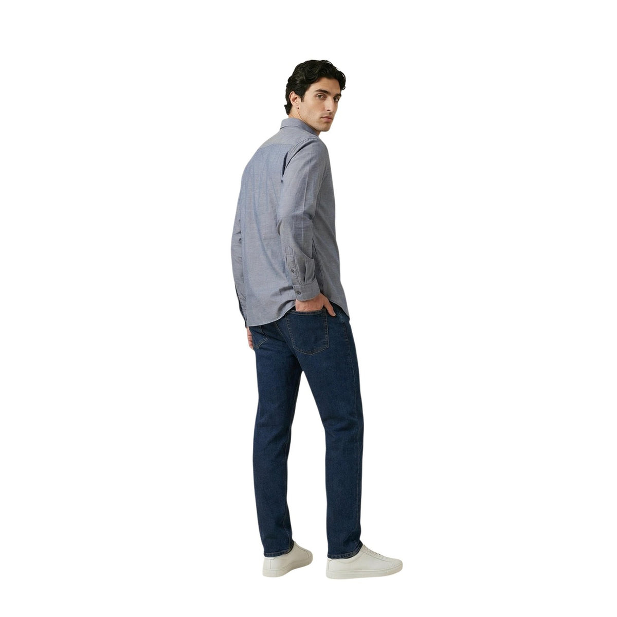 trois quarts dos bleu :
Chemise Armani Exchange homme bleu chambray, coupe ajustée, silhouette complète vue trois quarts dos — Delvale