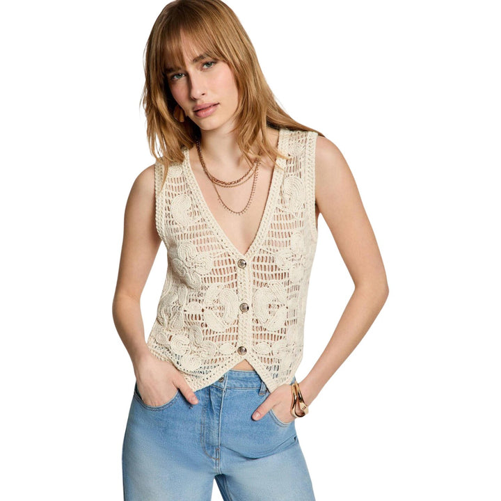 Image 1 : Femme portant un gilet crochet beige Morgan De Toi, col V profond et boutons dorés, associé à un jean brut — Delvale