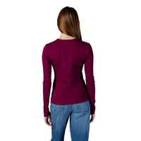 Image 5 : Modèle féminin en t-shirt manches longues Calvin Klein Jeans bordeaux et jean bleu, look casual chic — Delvale