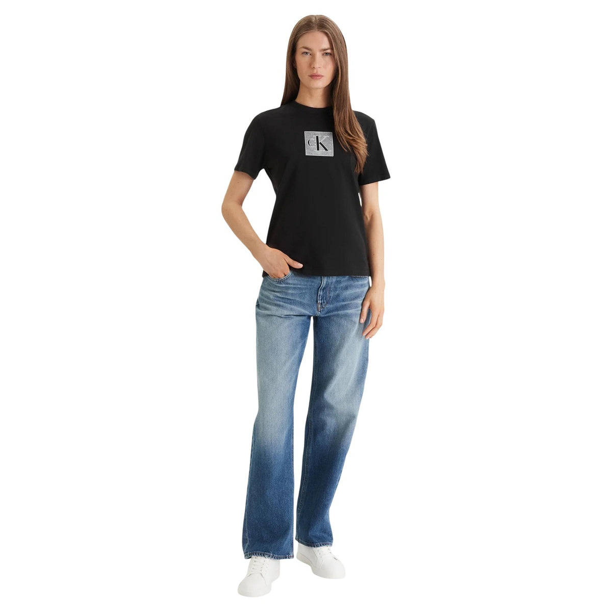 Image 2 : Détail du logo CK emblématique en impression carré texturé argenté sur t-shirt noir Calvin Klein Jeans femme — Delvale