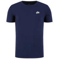 Image 3 : Détail du logo Futura Nike brodé en blanc sur t-shirt bleu marine, encolure ronde côtelée, tissu coton uni — Delvale