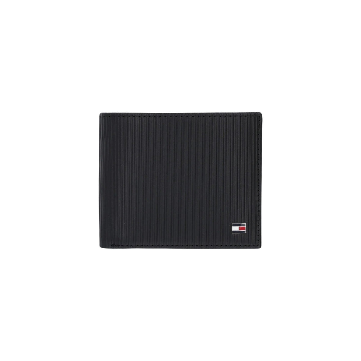Image 1 : Portefeuille homme Tommy Hilfiger en cuir noir texturé rainures verticales, format bifold slim, plaquette logo métal, fond blanc — Delvale