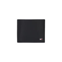 Image 1 : Portefeuille homme Tommy Hilfiger en cuir noir texturé rainures verticales, format bifold slim, plaquette logo métal, fond blanc — Delvale