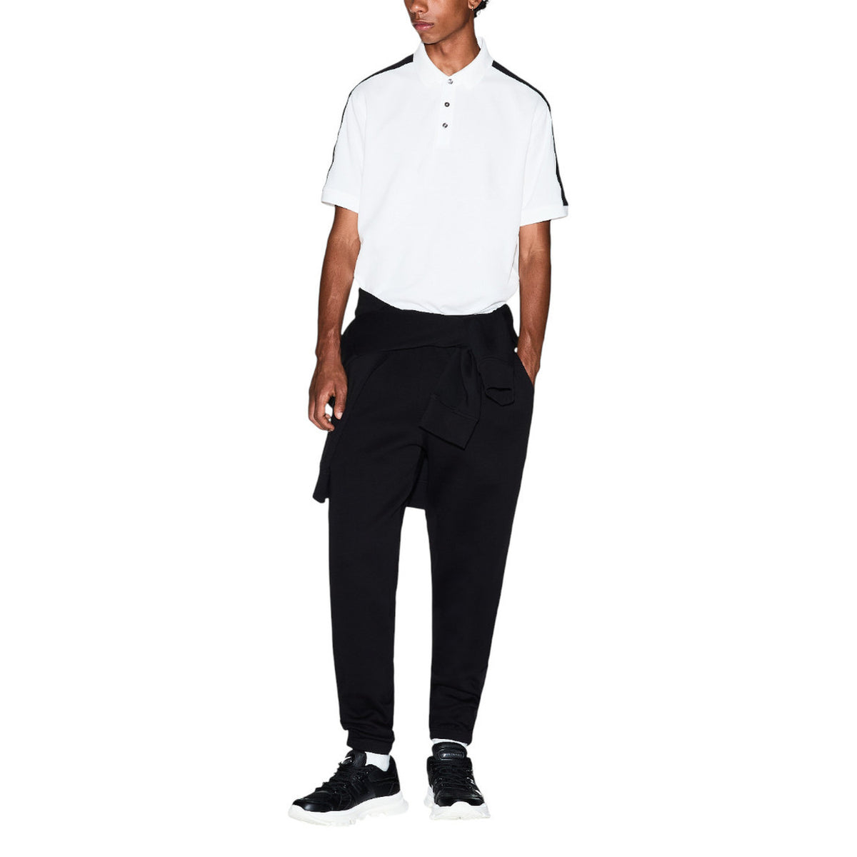 Image 3 : Pantalon Armani Exchange homme noir porté, vue d'ensemble du style urbain — Delvale