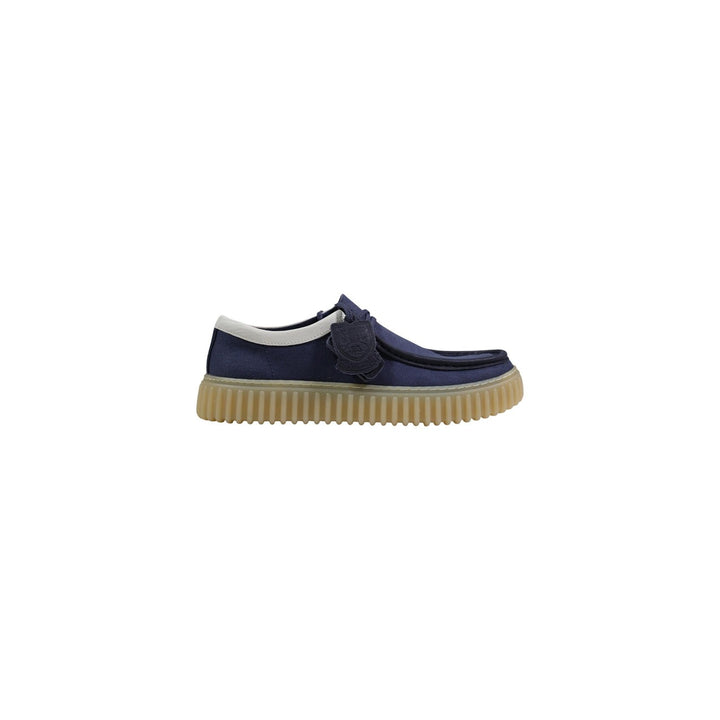 Image 1 : Derby Clarks homme en tissu bleu marine, vue de profil droit, semelle gomme crantée beige et badge brodé — Delvale