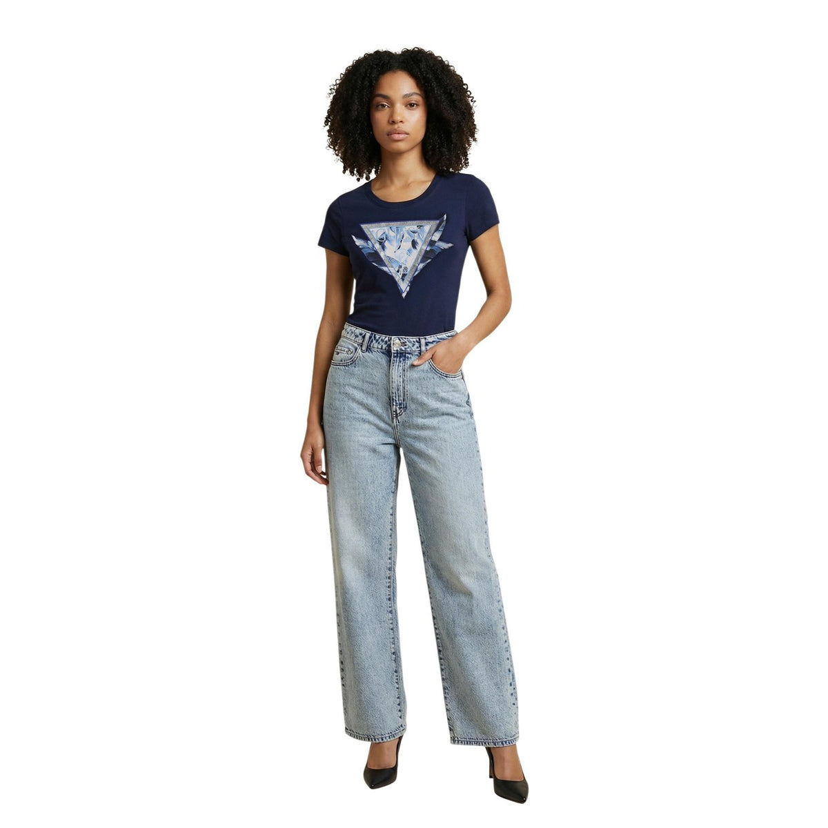 Image 3 : Vue de face du t-shirt Guess femme bleu imprimé, style décontracté chic — Delvale