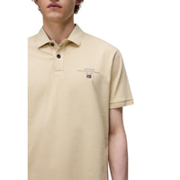 Image 3 : Détail du polo Napapijri homme en coton piqué sable, focus sur la broderie logo et fanion Napapijri sur la poitrine gauche — Delvale