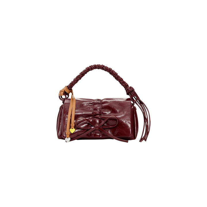 Image 1 : Sac baguette Desigual bordeaux verni avec anse tressée caramel et breloques colorées sur fond neutre — delvale