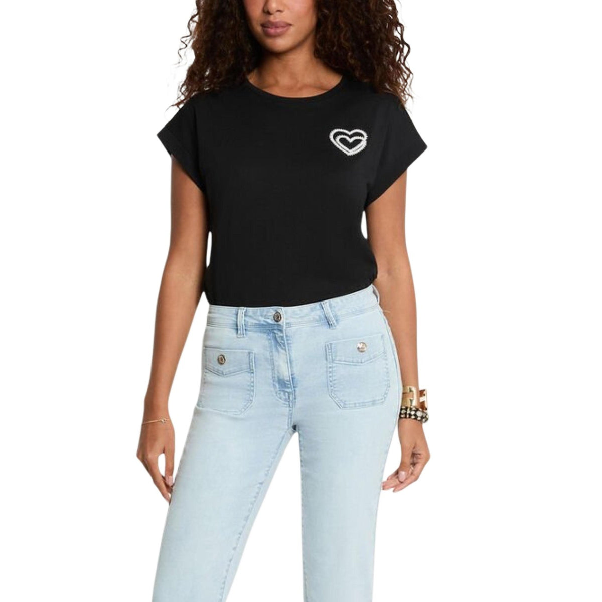 Image 1 : T-shirt femme Morgan De Toi noir à col rond avec broderie double cœur blanc sur la poitrine gauche, porté avec un jean clair — Delvale