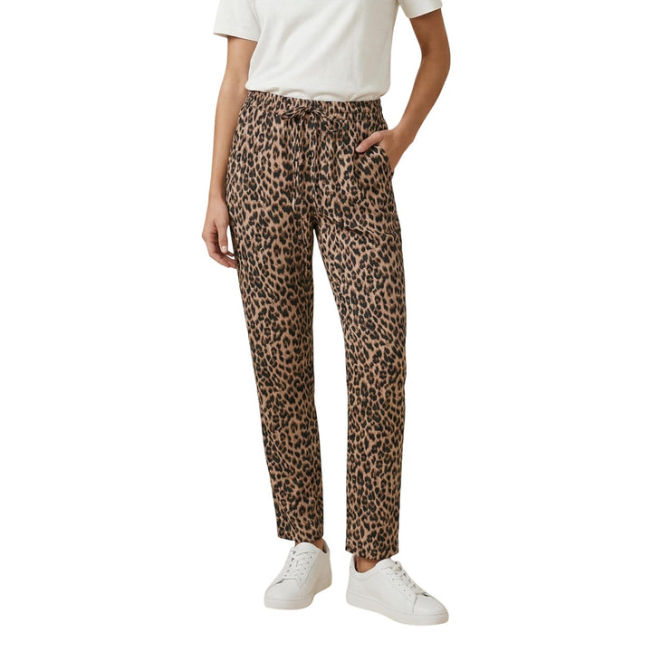 Image 1 : Pantalon femme Only imprimé léopard taille haute coupe droite fluide, porté avec un t-shirt blanc et des sneakers blanches — Delvale