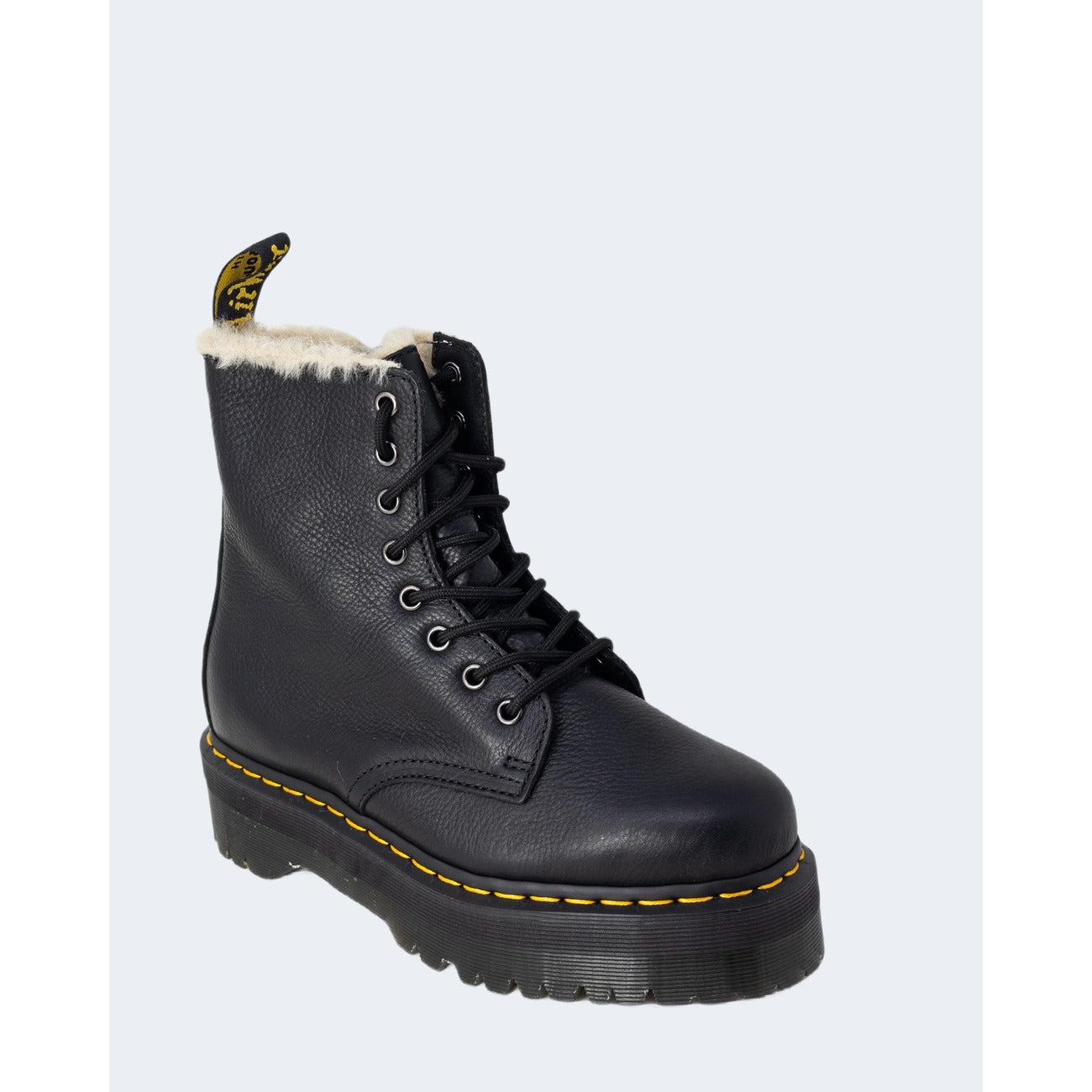 Dr. Martens Jadon fourrées noires femme en cuir, vue de trois quarts avant avec semelle plateforme