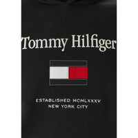 Image 5 : Sweatshirt Tommy Hilfiger homme noir – porté en tenue casual décontractée – Delvale