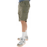 Image 3 : Détail des poches latérales cargo du bermuda Lyle & Scott homme coloris kaki avec boutons de fermeture — Delvale