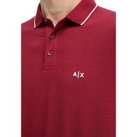 Polo Armani Exchange homme bordeaux — détail col trois boutons liseré blanc et logo AX brodé façade — Delvale