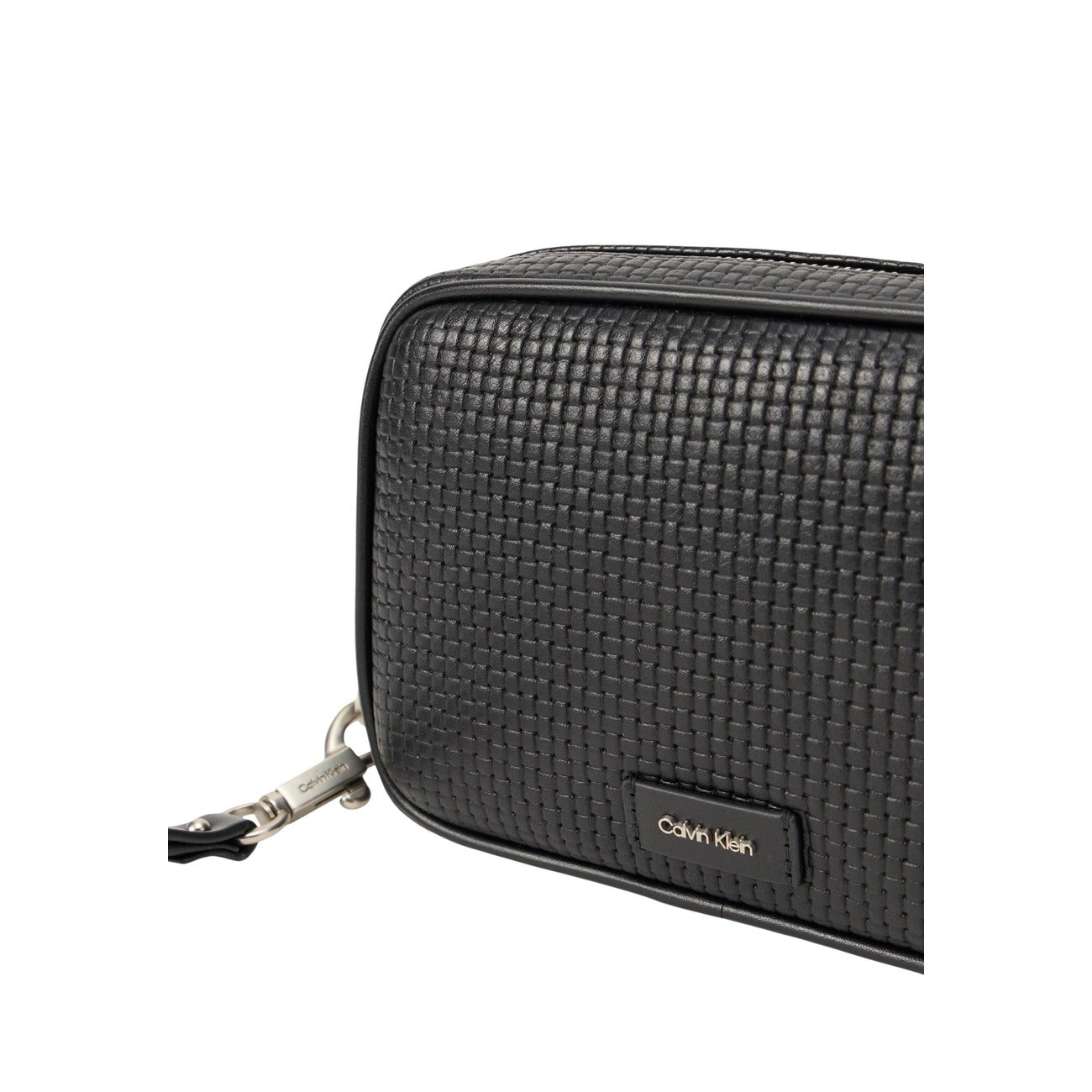 Détail de la pochette homme Calvin Klein noire en cuir tressé texturé avec logo métallique