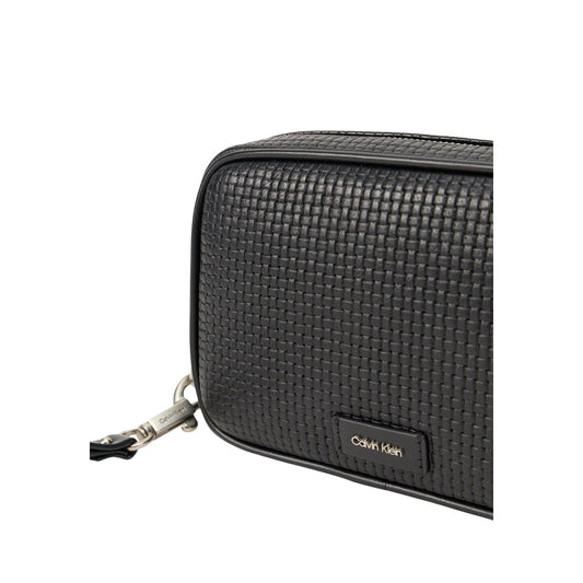 Détail de la pochette homme Calvin Klein noire en cuir tressé texturé avec logo métallique