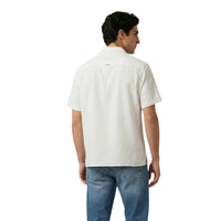 Image 2 : Détail col camp et poches poitrine de la chemise Antony Morato homme manches courtes blanc cassé — Delvale
