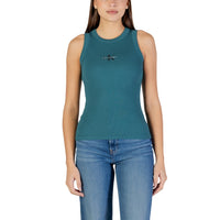 Image 2 : Vue rapprochée du débardeur Calvin Klein Jeans vert canard, détail du logo monogramme CK imprimé sur le tissu côtelé — Delvale