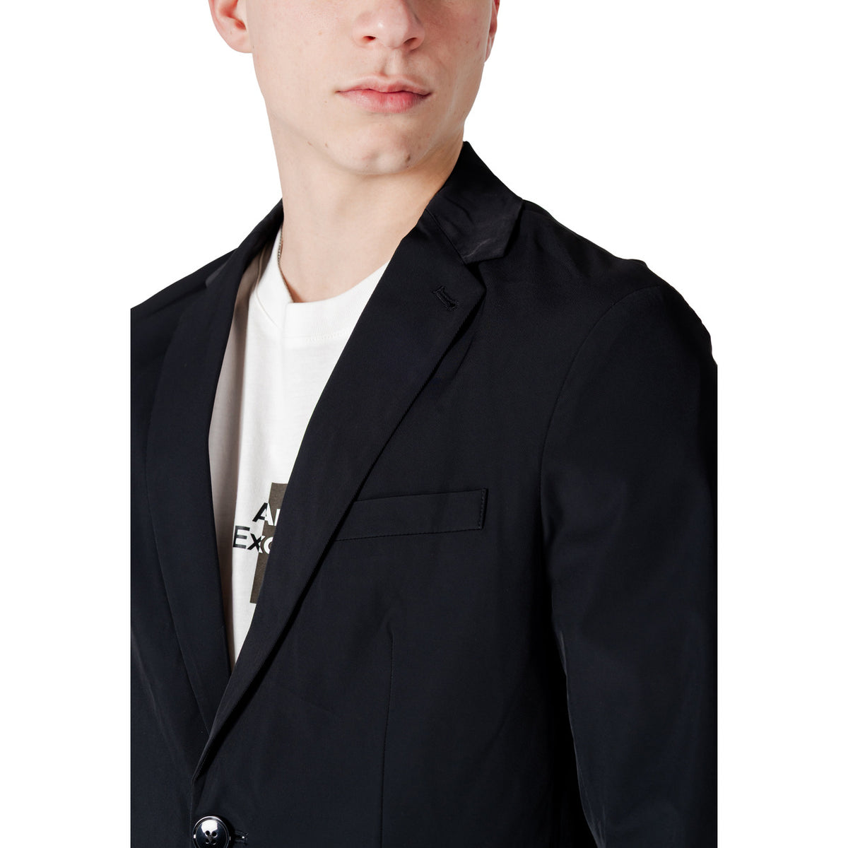 Image 5 : Blazer Armani Exchange homme noir porté en tenue casual chic, look urbain élégant sur modèle masculin — Delvale