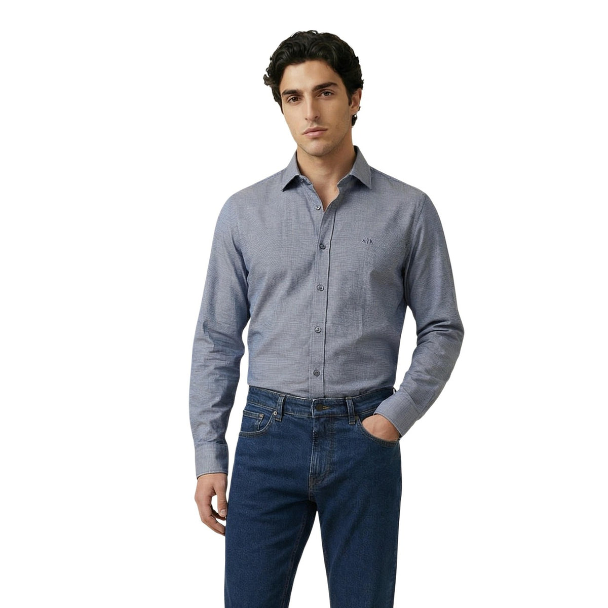 gros plan face bleu :
Chemise Armani Exchange homme bleu chambray, col classique, logo AX brodé marine poitrine gauche, vue de face — Delvale
