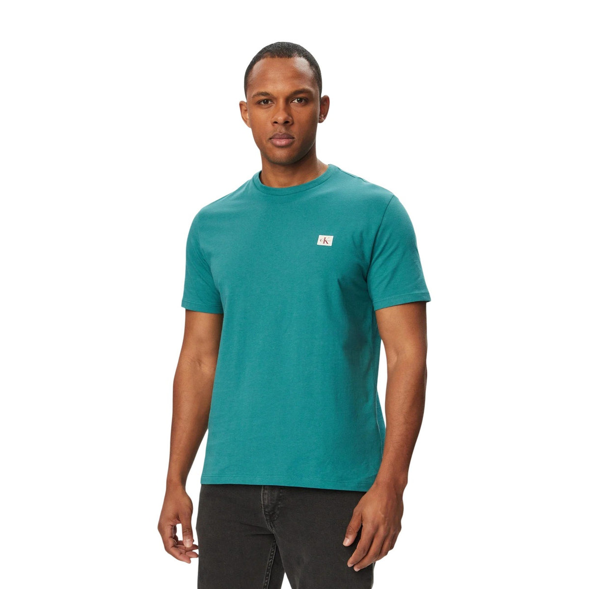 Image 5 : Zoom sur l'encolure ronde côtelée et les manches courtes du t-shirt Calvin Klein Jeans homme — Delvale