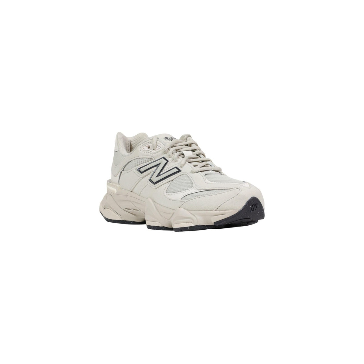 Image 2 : New Balance 9060 beige crème détail tige suède et mesh ton sur ton — Delvale