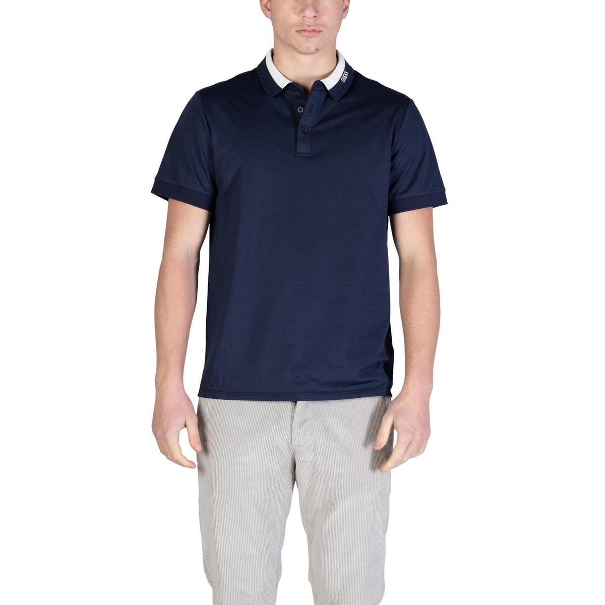 Image 6 : Polo homme Guess blanc cassé, vue trois-quarts, finitions soignées et coupe flatteuse — Delvale