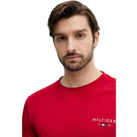 Image 4 : T-shirt rouge Tommy Hilfiger Jeans porté avec jean noir et ceinture en cuir, look casual homme — Delvale