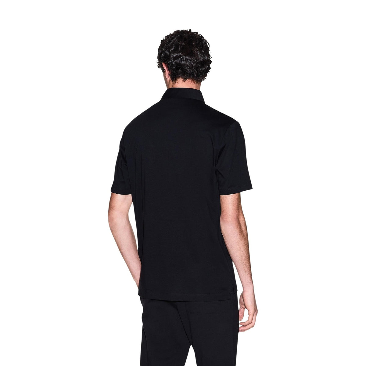 Polo Armani Exchange homme noir vue portée de face — coupe ajustée manches courtes