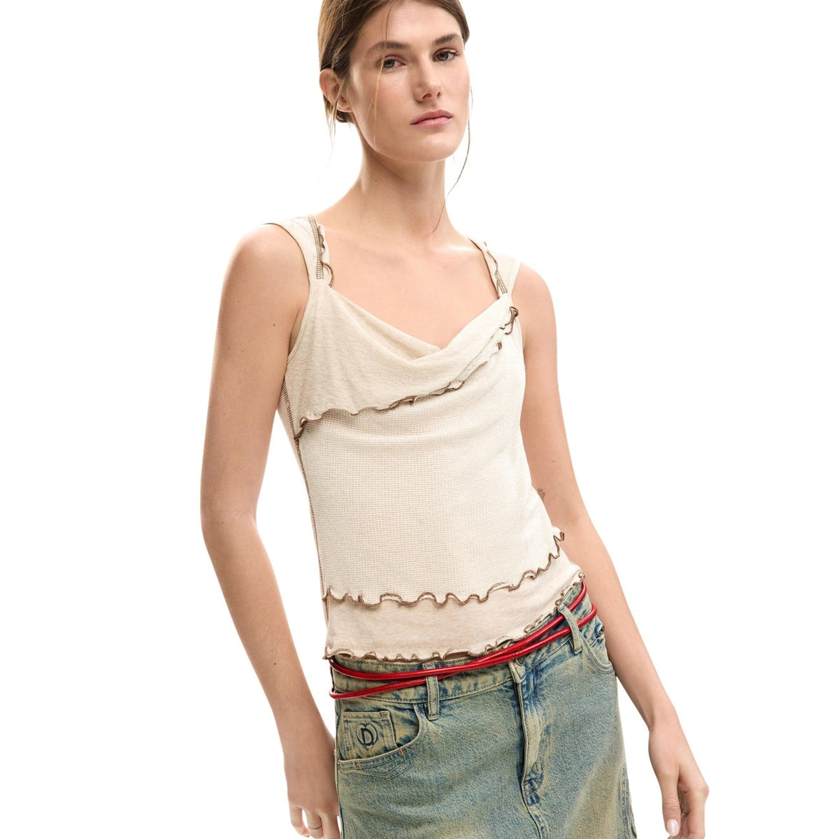 Image 2 : Détail du top Desigual beige, coupe féminine sans manches — Delvale
