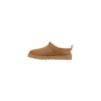 Image 3 : Chausson bas UGG homme, vue d'ensemble sur fond blanc, silhouette rasante et finitions premium — Delvale