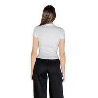 Image 2 : Détail t-shirt blanc Guess femme design épuré coupe féminine — delvale