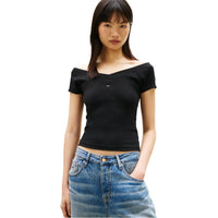 Image 4 : Top Tommy Hilfiger Jeans beige femme porté avec jean, look casual — Delvale