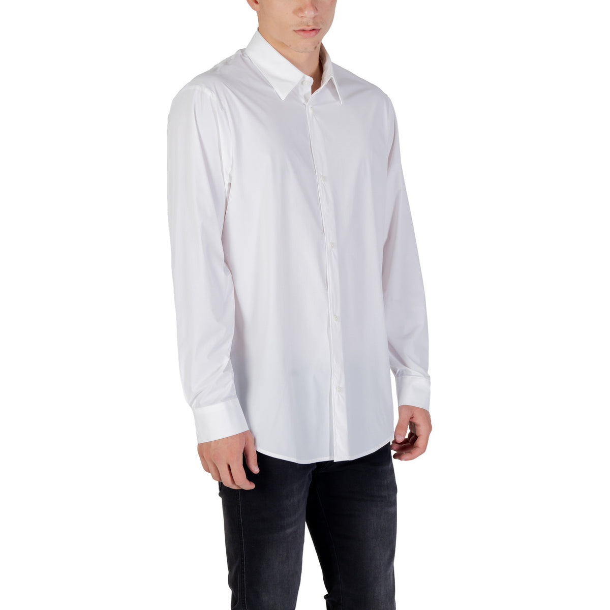 Image 3 : Vue d'ensemble chemise Armani Exchange homme blanc coupe ajustée moderne, silhouette complète — Delvale