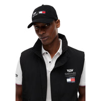 Image 2 : Casquette Tommy Hilfiger Cadillac F1 Team noire, détail du logo brodé Cadillac et flag Tommy Hilfiger, fond blanc — Delvale
